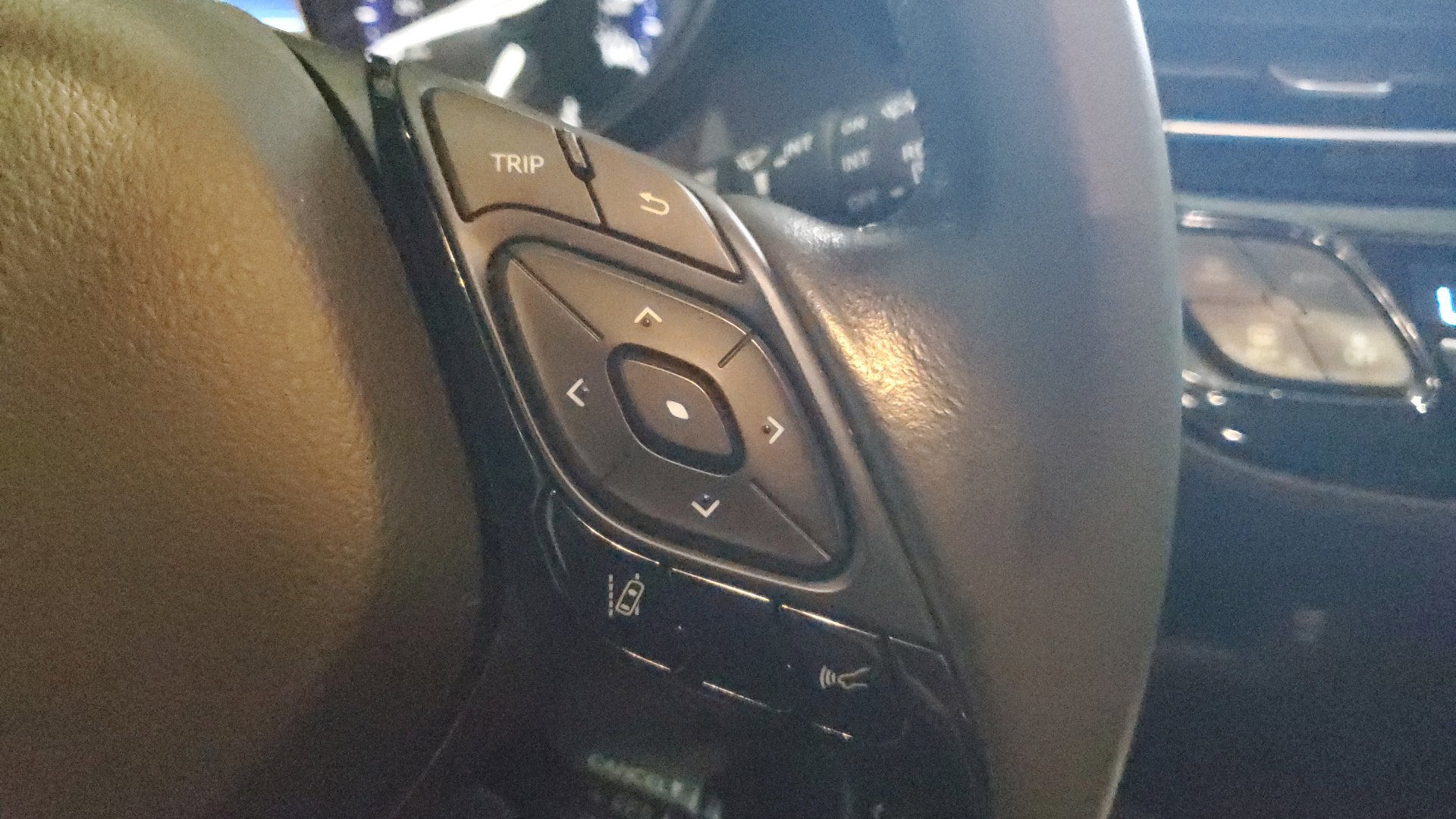 2022 Toyota C-HR XLE photo 24