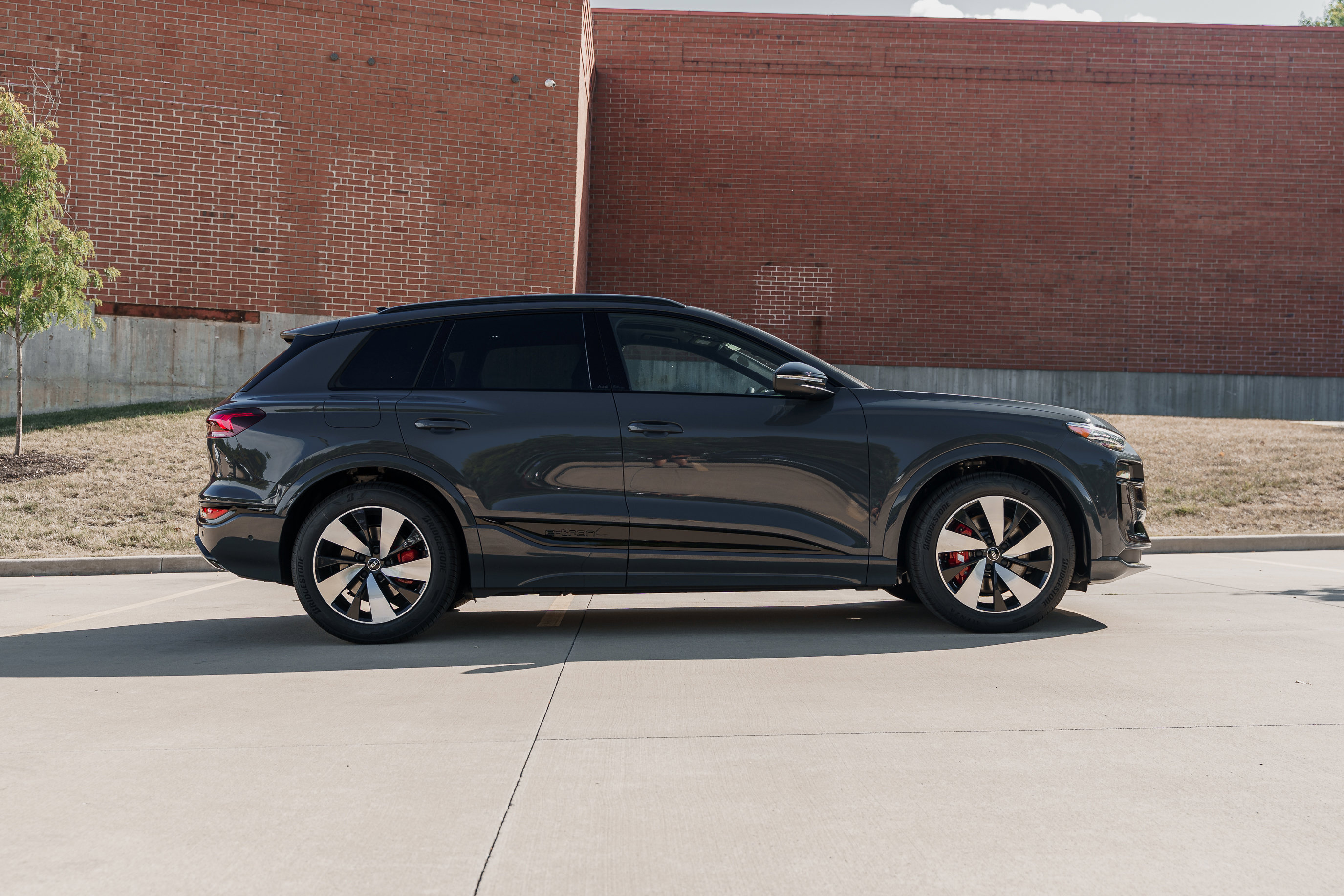 2025 Audi SQ6 photo 2