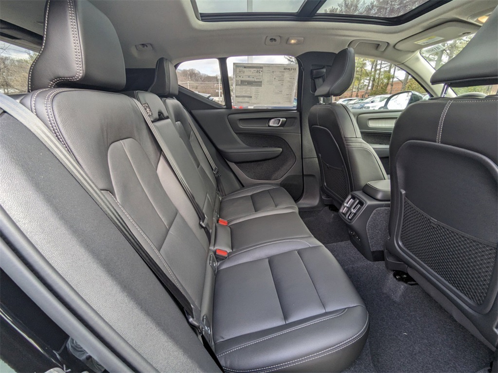 2025 Volvo XC40 Plus photo 3
