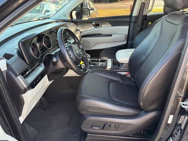 2023 Kia Carnival LX photo 9