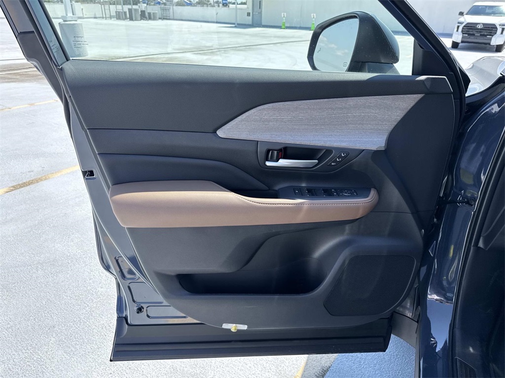 2025 Toyota Grand Highlander Limited photo 10
