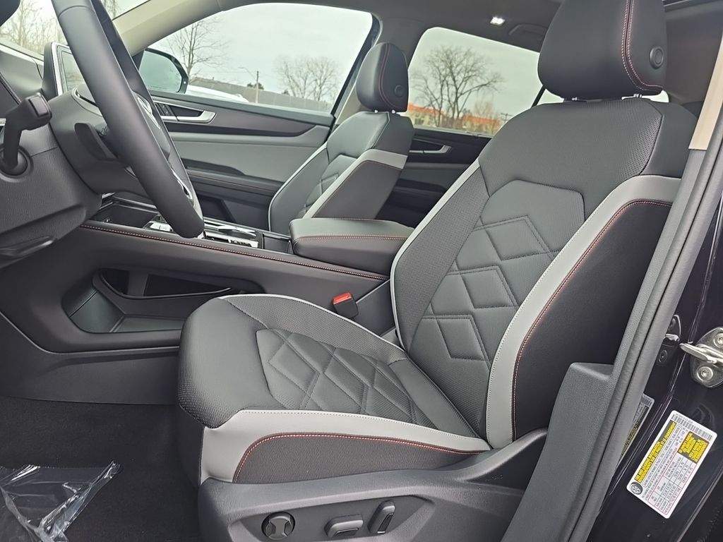 2025 Volkswagen Atlas Peak Edition SE photo 2