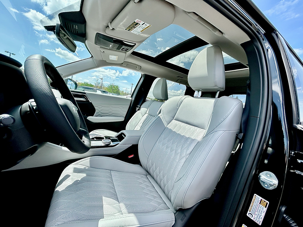 2025 Mitsubishi Outlander SEL photo 11