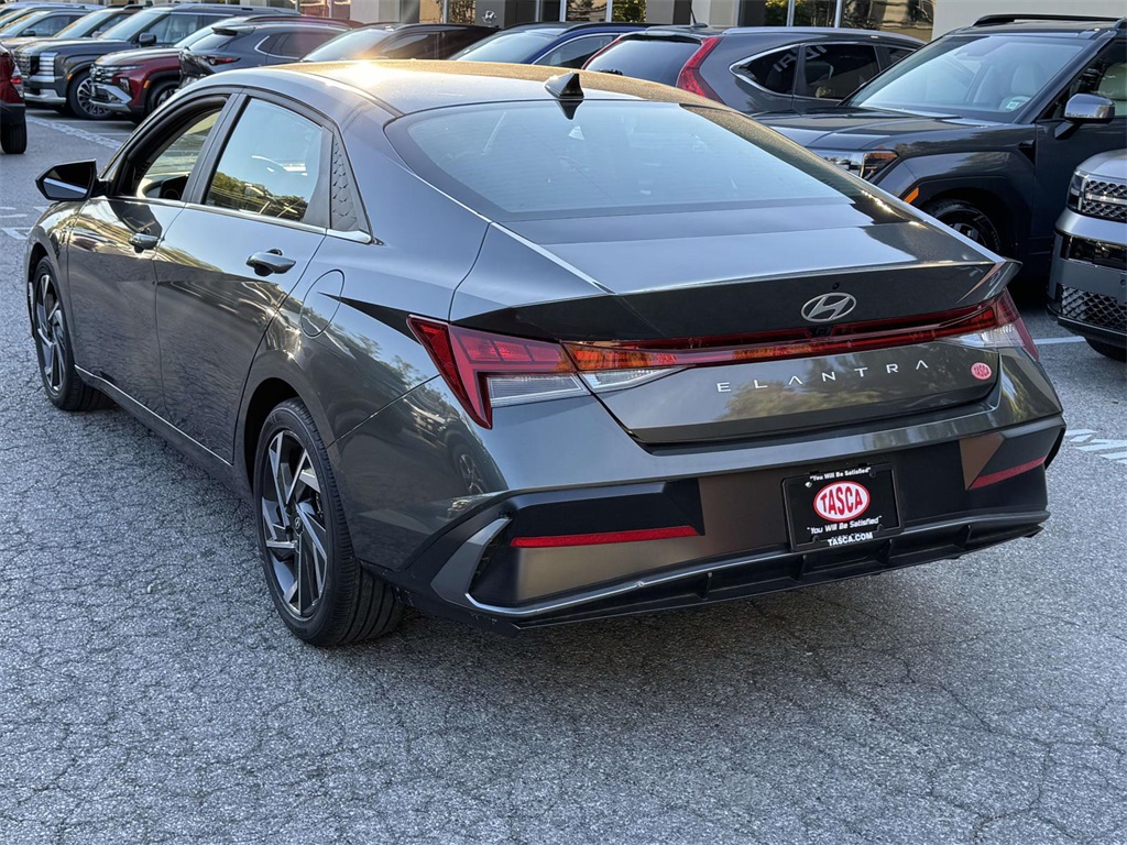 2024 Hyundai Elantra SEL Convenience photo 4