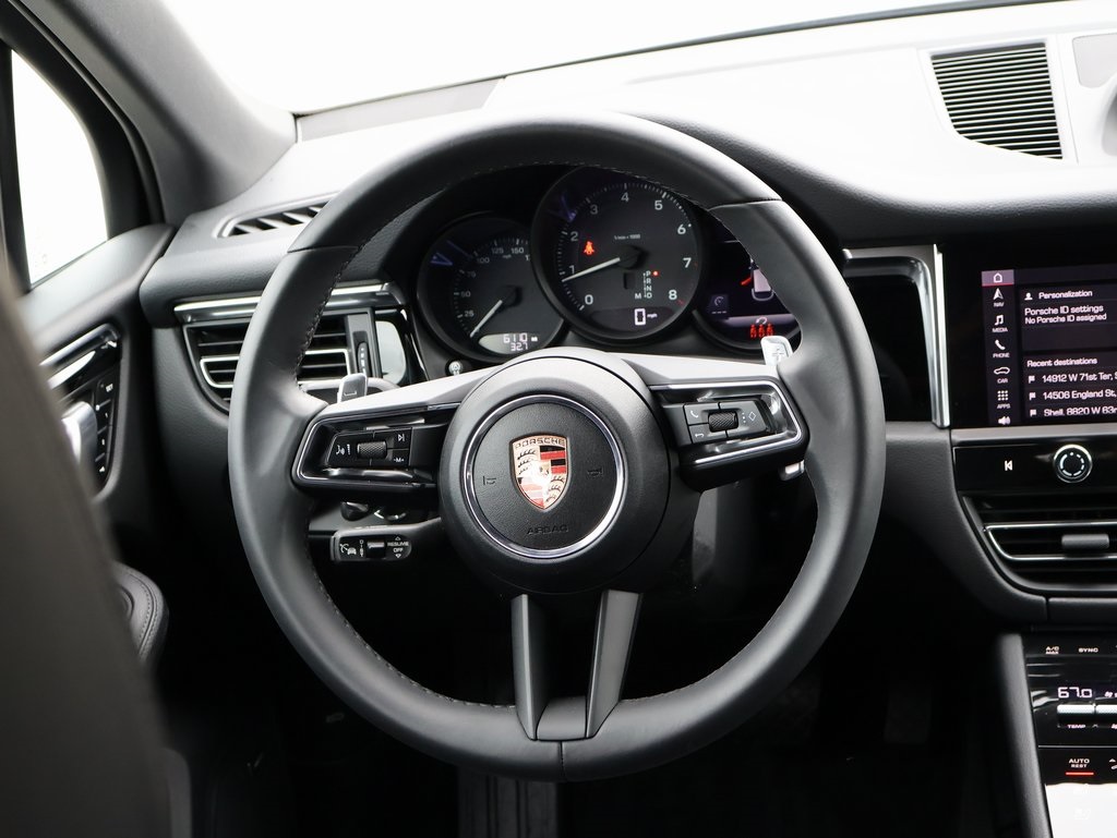 2025 Porsche Macan T photo 18