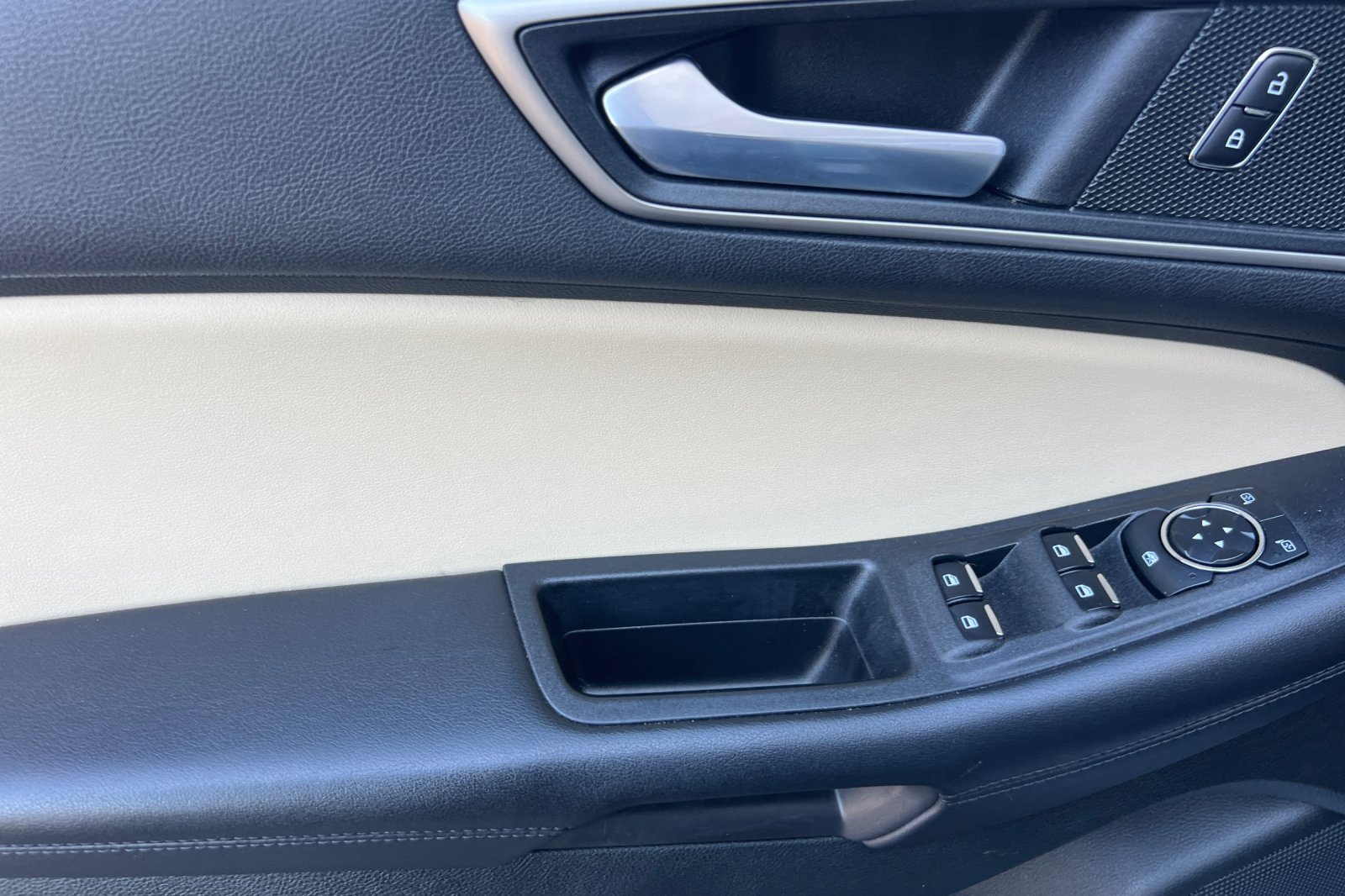 2023 Ford Edge SEL photo 7