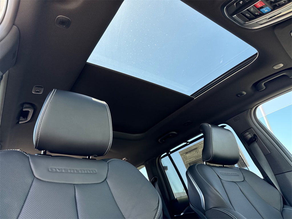 2025 Jeep Grand Cherokee Overland photo 17