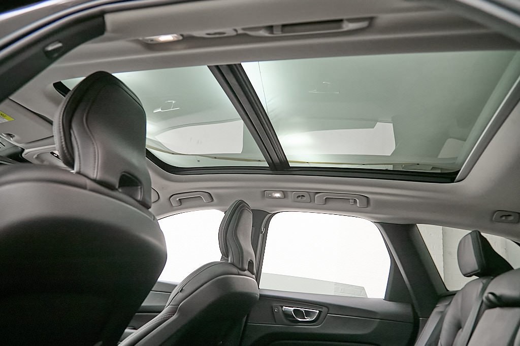 2023 VOLVO XC60 - Image 20