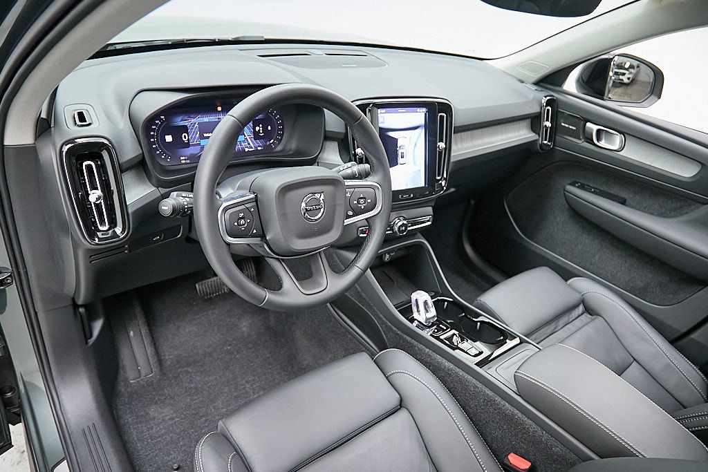 2026 VOLVO XC40 - Image 11