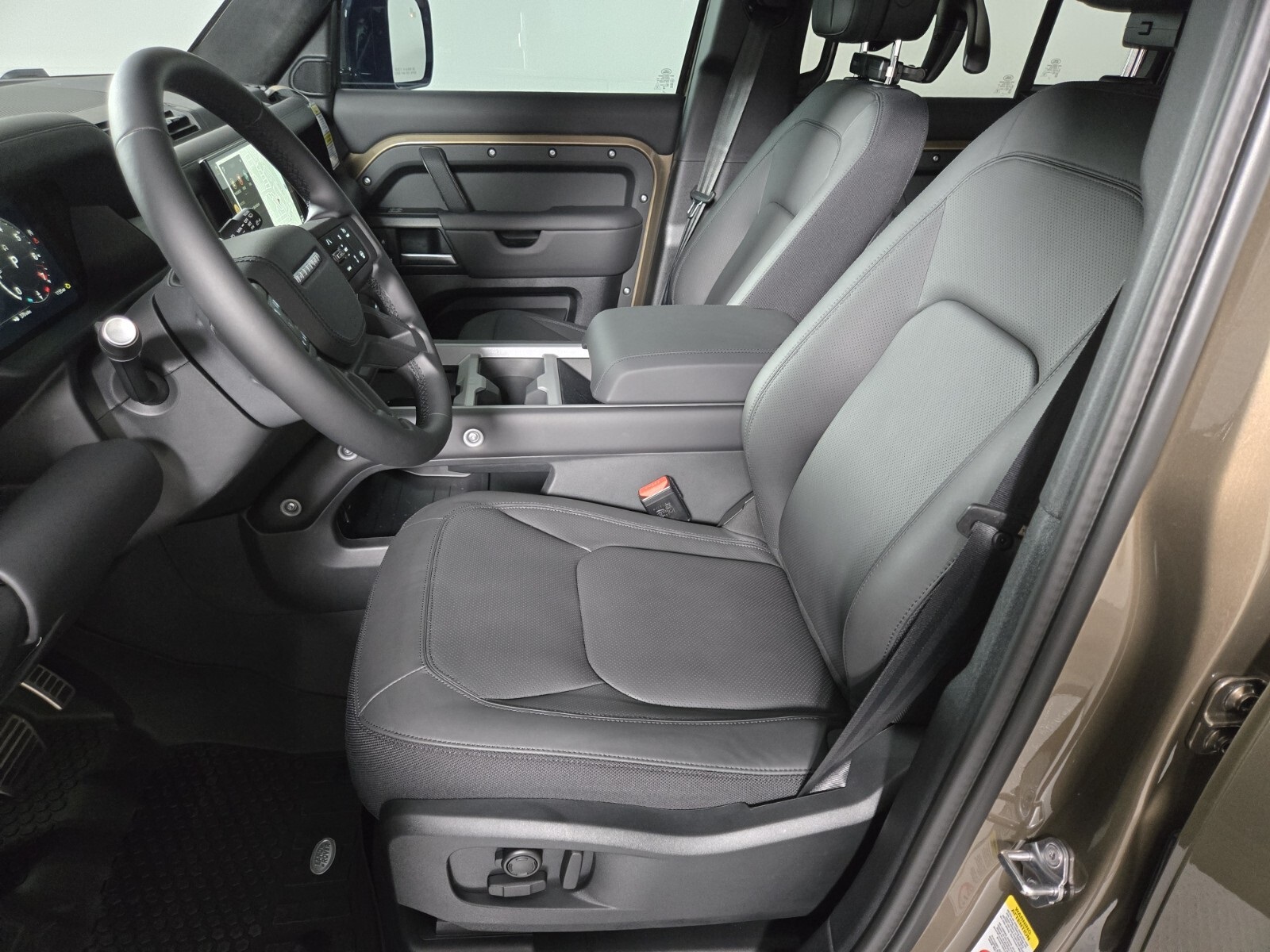 2025 Land Rover Defender 110 photo 10