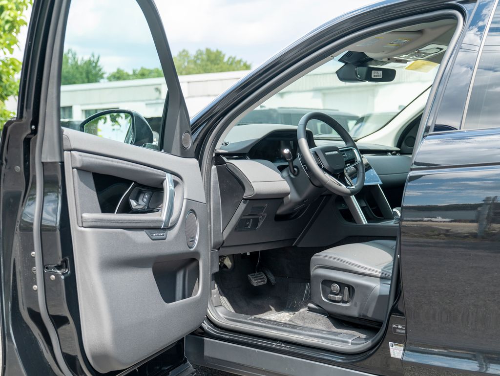 2025 Land Rover Discovery Sport S photo 7