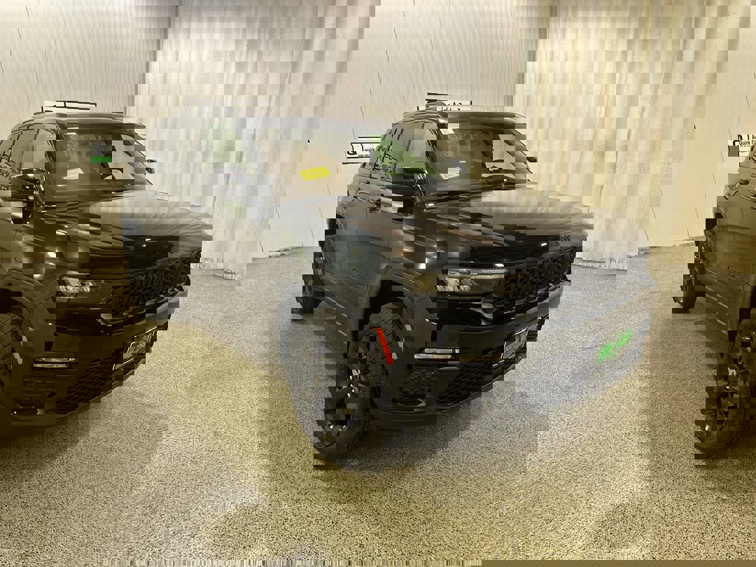 2025 Jeep Grand Cherokee Limited photo 3