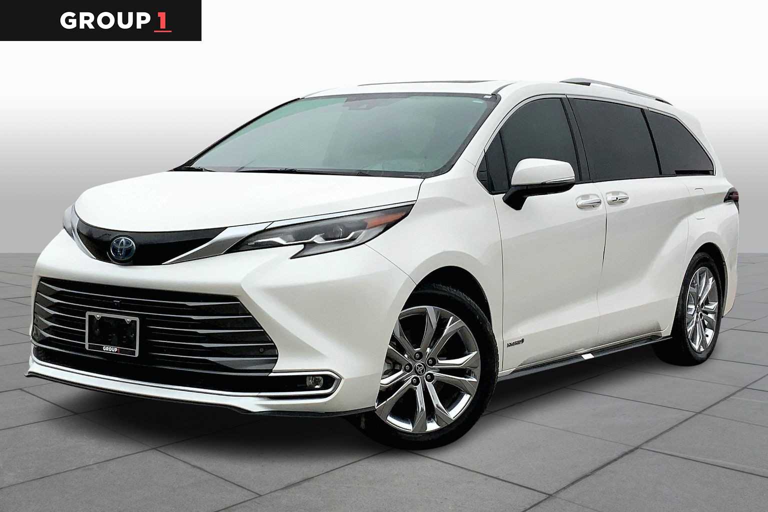 2021 Toyota Sienna Platinum's photo