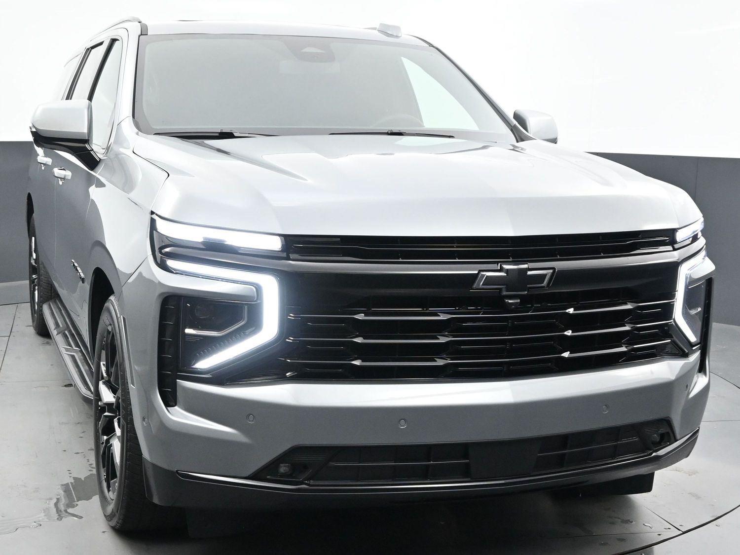 2025 Chevrolet Suburban RST photo 2
