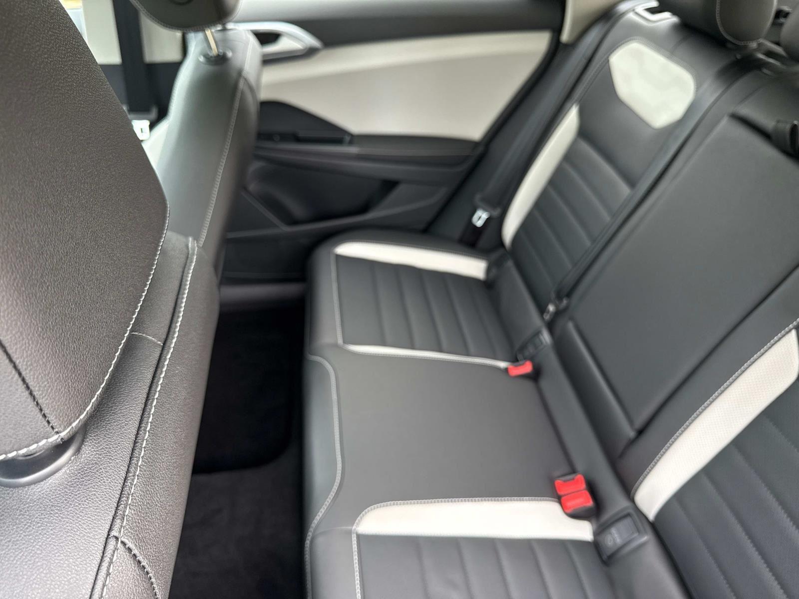 2025 Volkswagen Taos SEL photo 4