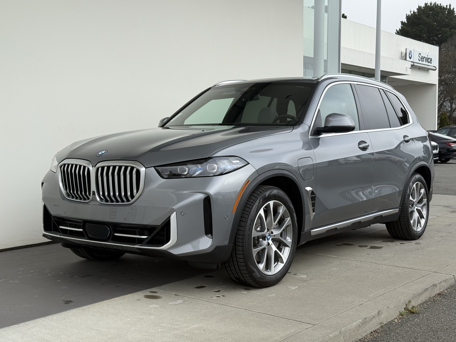 New 2025 Skyscraper Grey Metallic BMW xDrive50e image 3