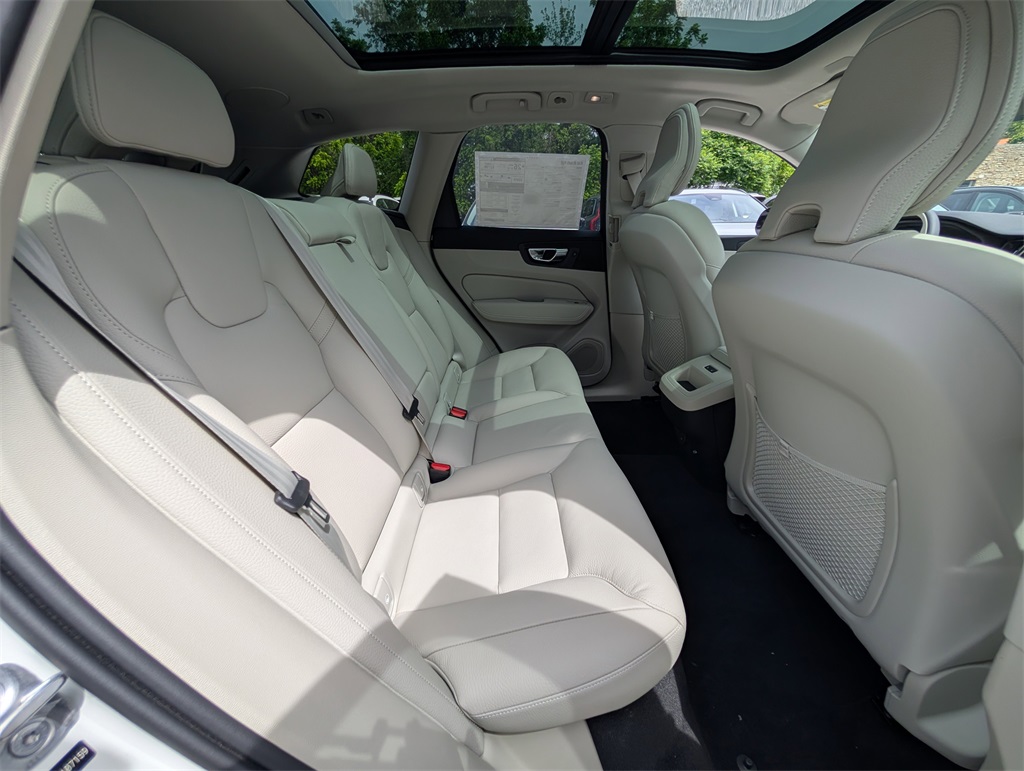 2025 Volvo XC60 B5 Plus photo 3