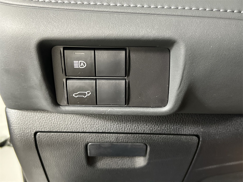 2022 Toyota Highlander LE photo 17