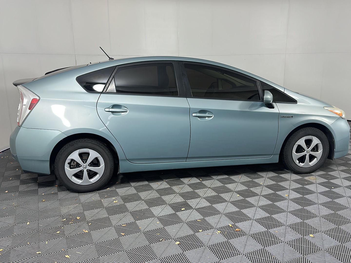 2014 Toyota Prius Two photo 3