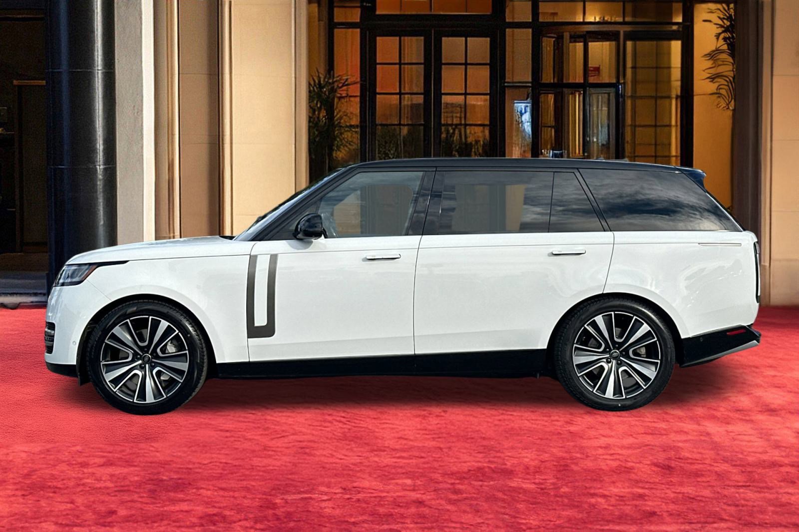 2023 Land Rover Range Rover SE photo 2