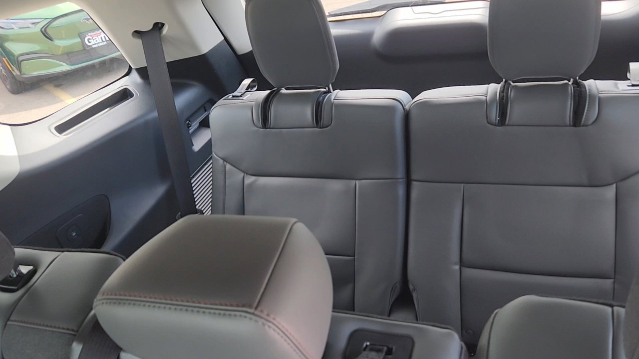 2025 Ford Explorer photo 18