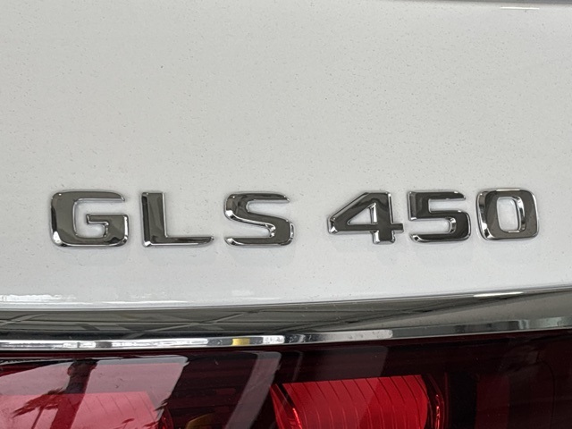 2025 Mercedes Benz GLS 450 4MATIC photo 4