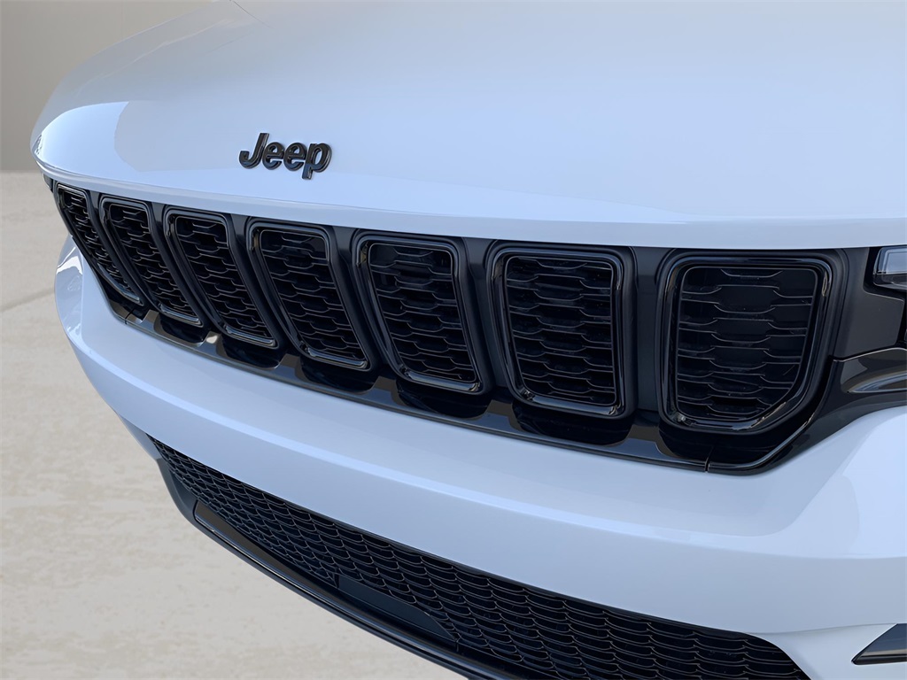 2025 Jeep Grand Cherokee Limited photo 2