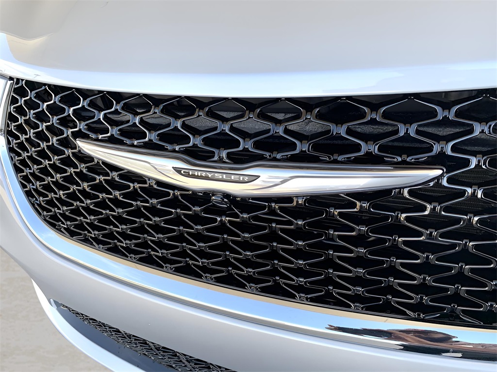 2026 Chrysler Pacifica photo 2