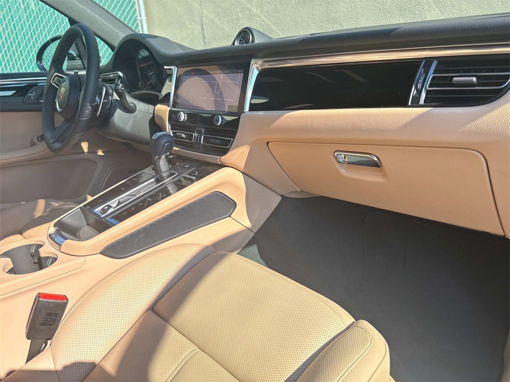 2026 Porsche Macan T photo 15