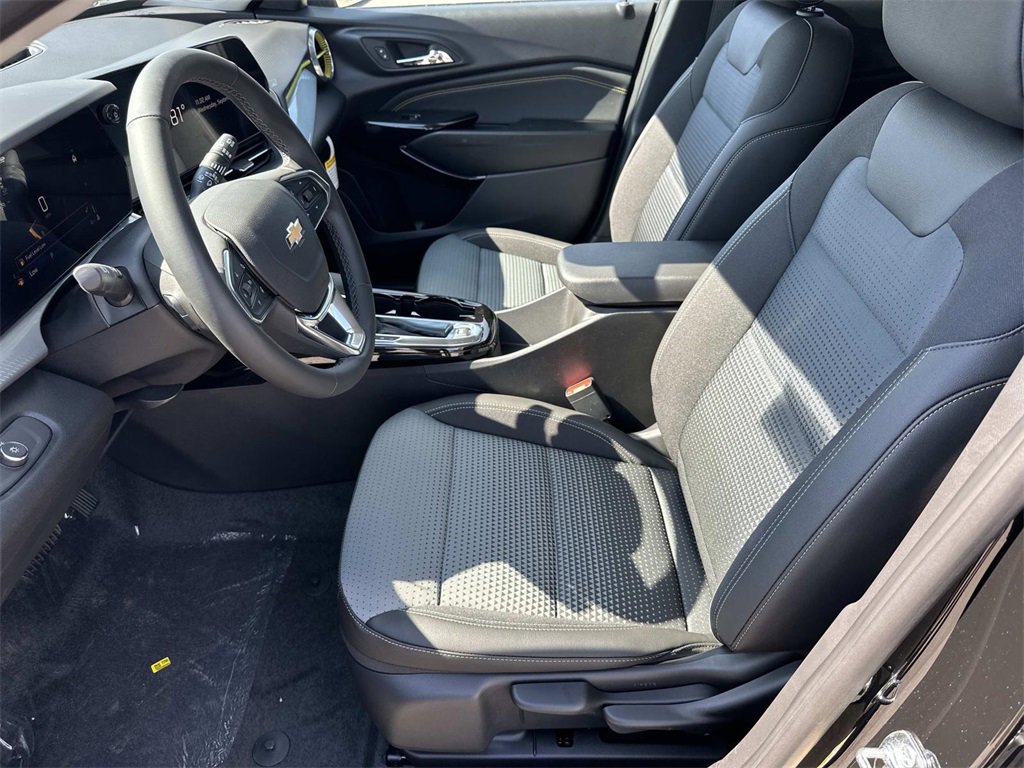 2025 Chevrolet Trax LT photo 14