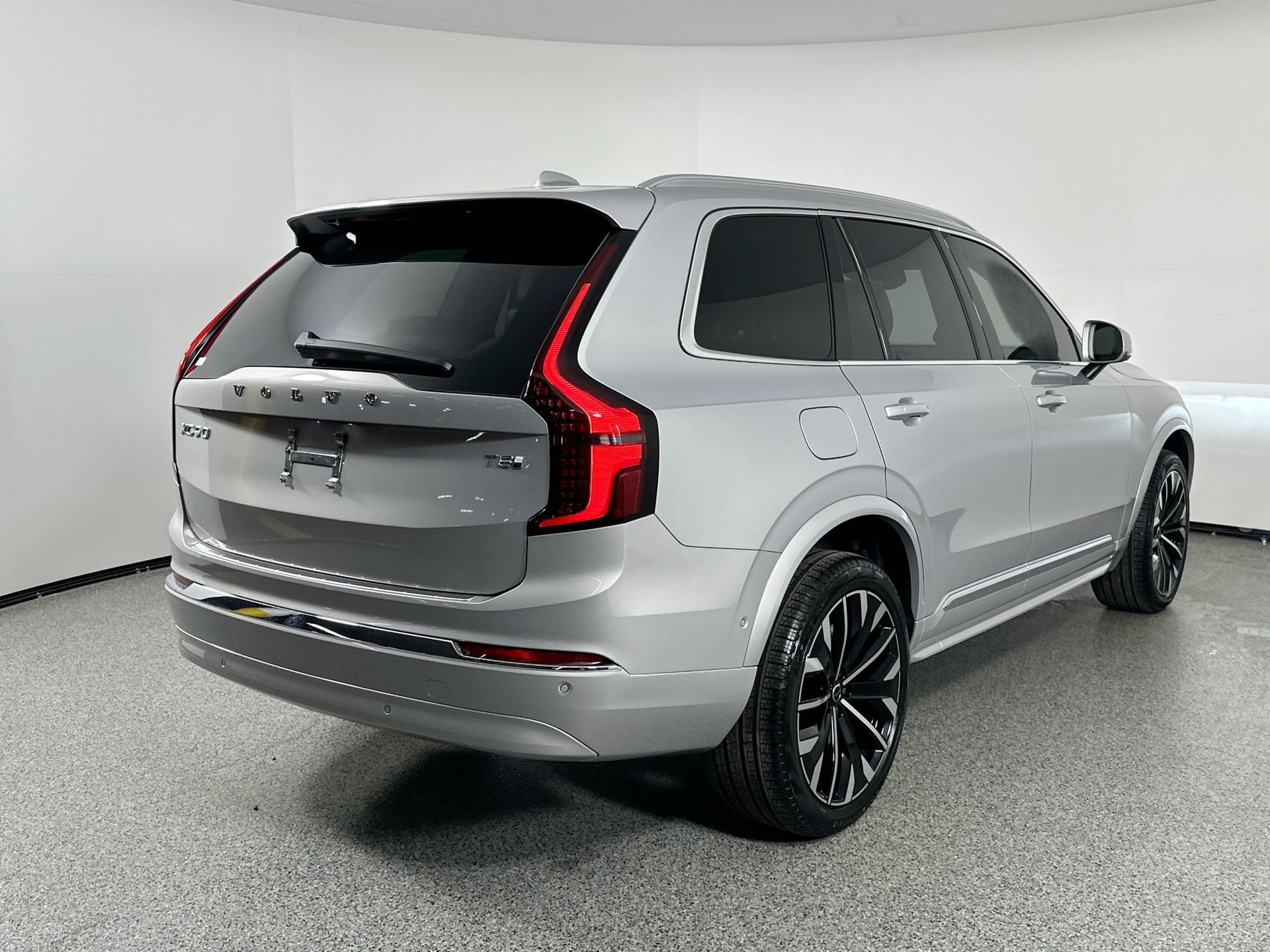 2025 Volvo XC90 T8 AWD Plus photo 4