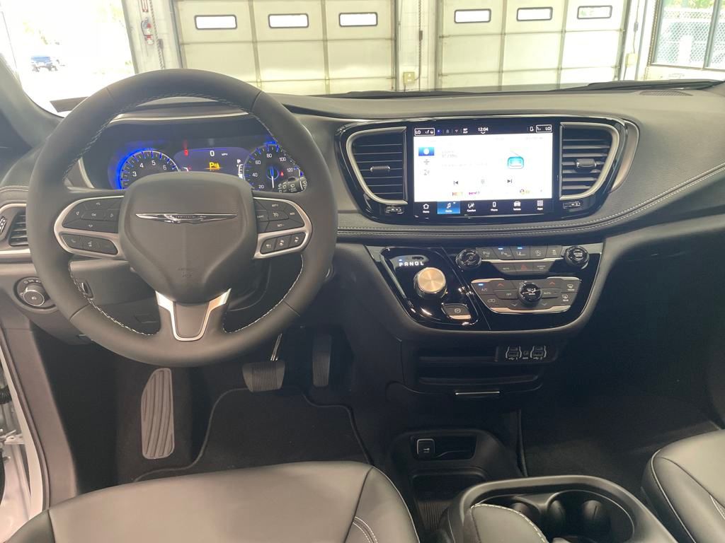 2025 Chrysler Pacifica LE photo 8