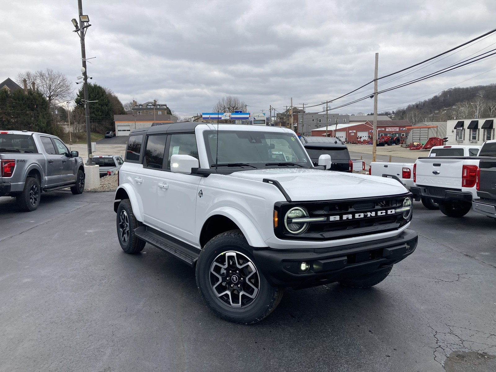 2025 Ford Bronco 4-Door Outer Banks's photo