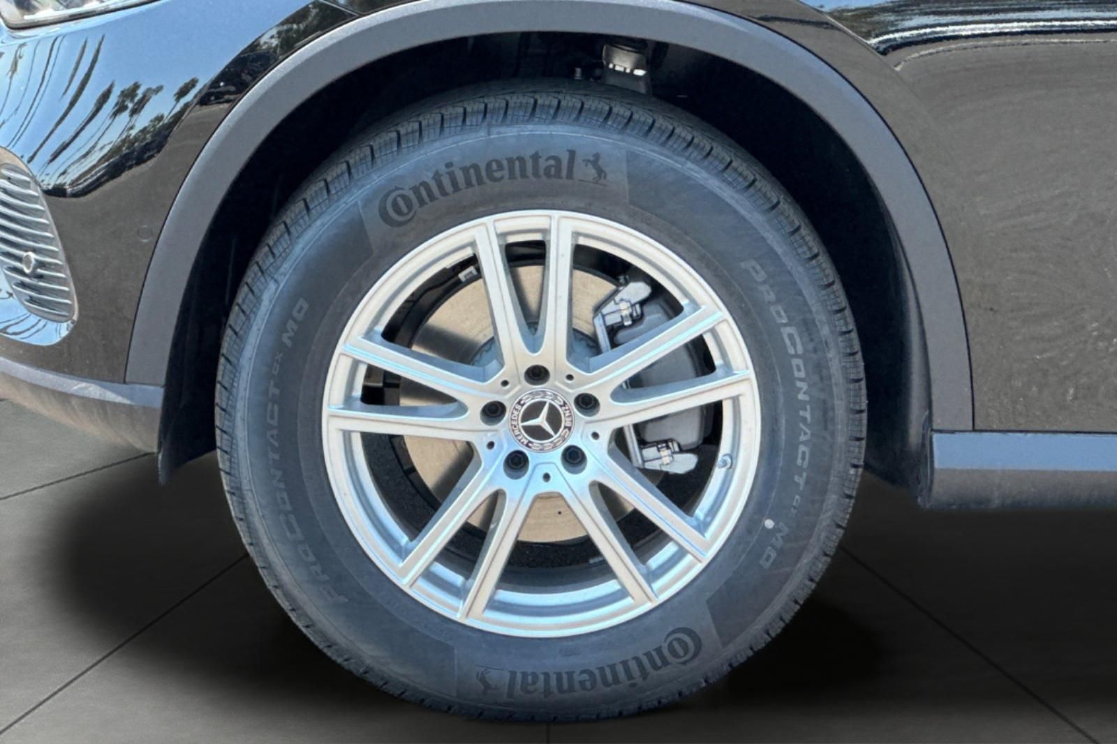 2025 Mercedes Benz GLC 300 photo 4