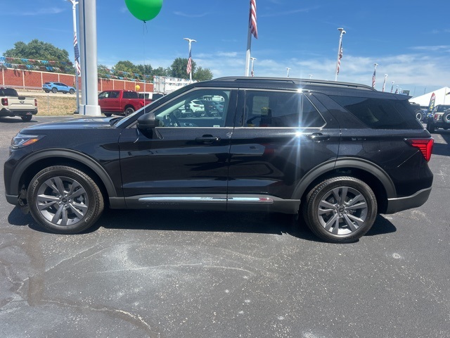 2025 Ford Explorer photo 3