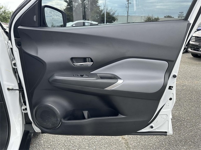 2023 Nissan Kicks SR photo 8