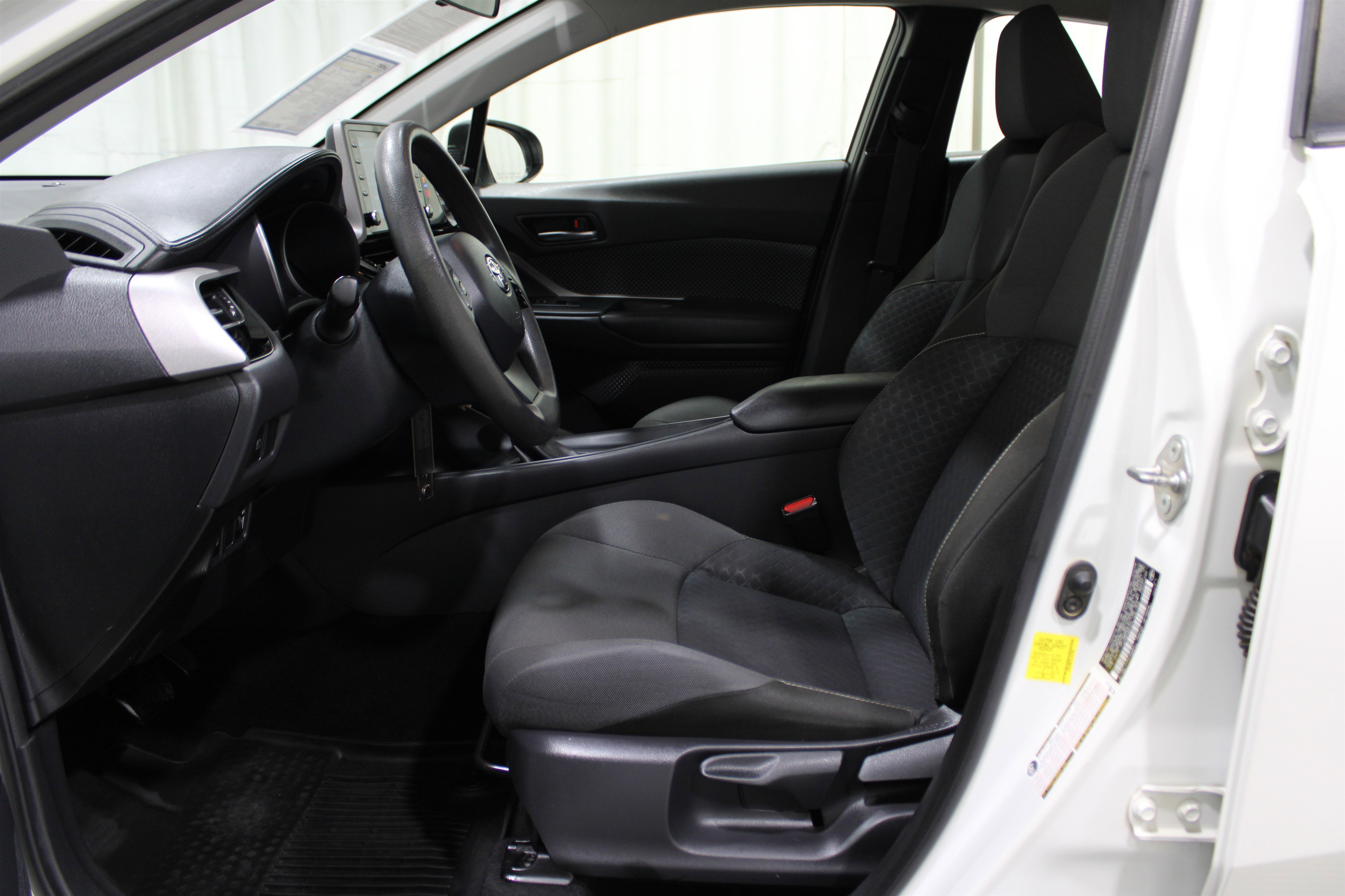 2020 Toyota C-HR LE photo 3