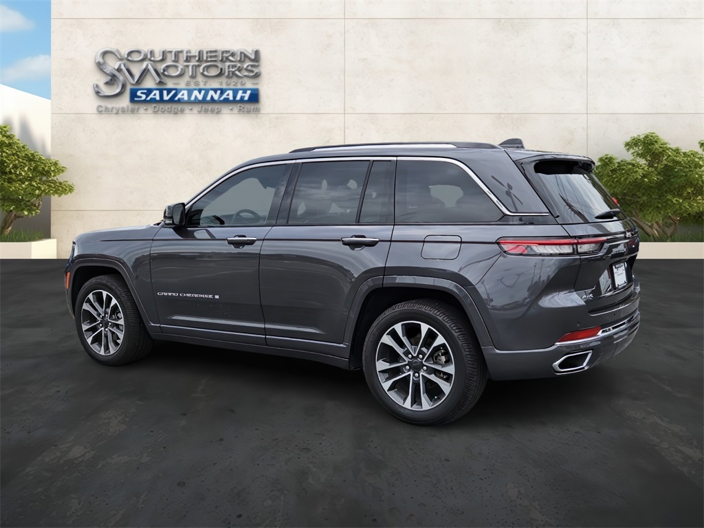 2023 Jeep Grand Cherokee Overland photo 2
