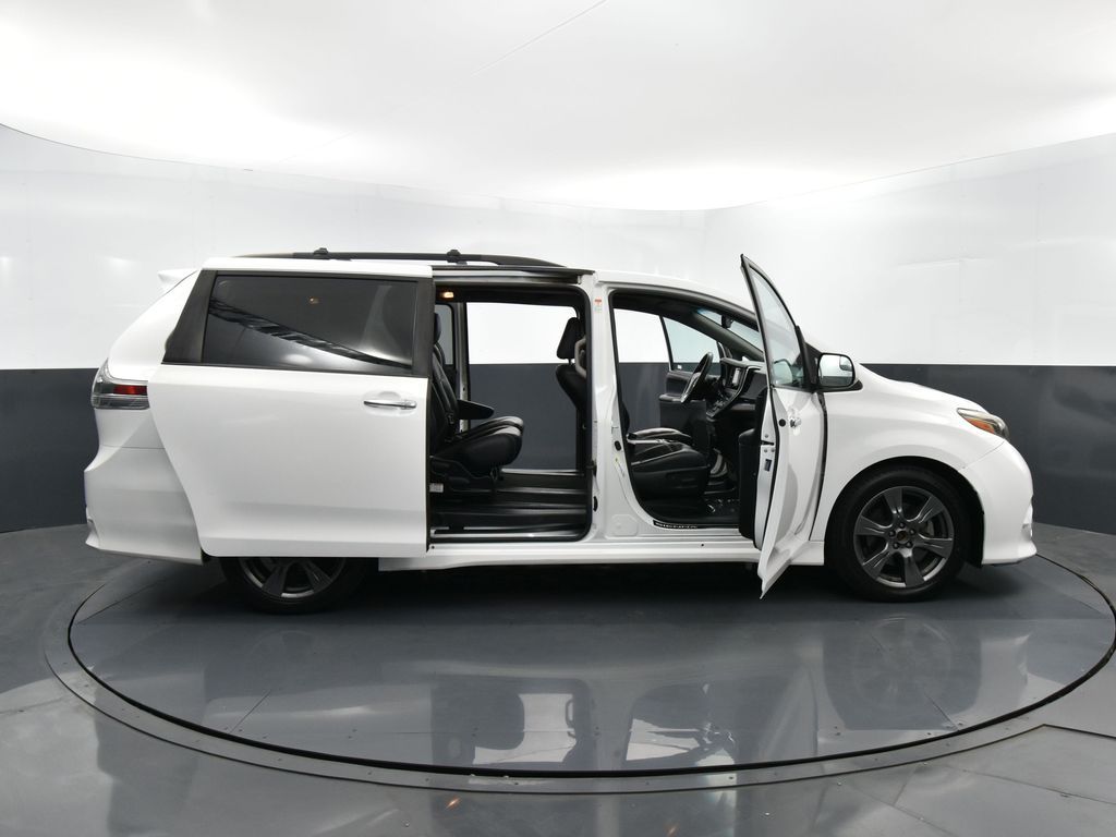 2017 Toyota Sienna SE photo 35