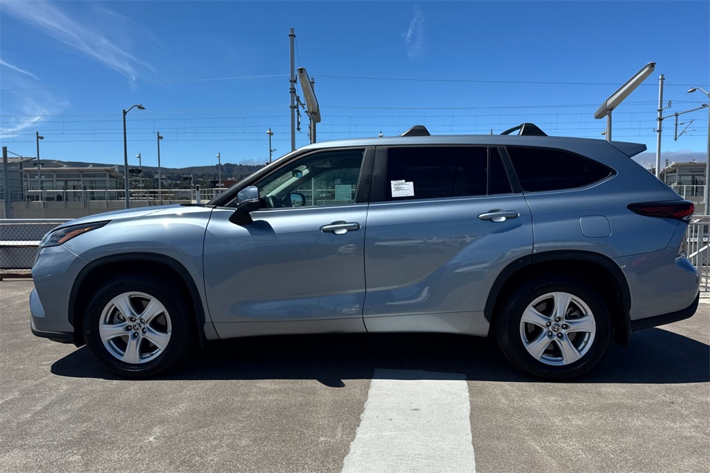 2024 Toyota Highlander LE photo 7