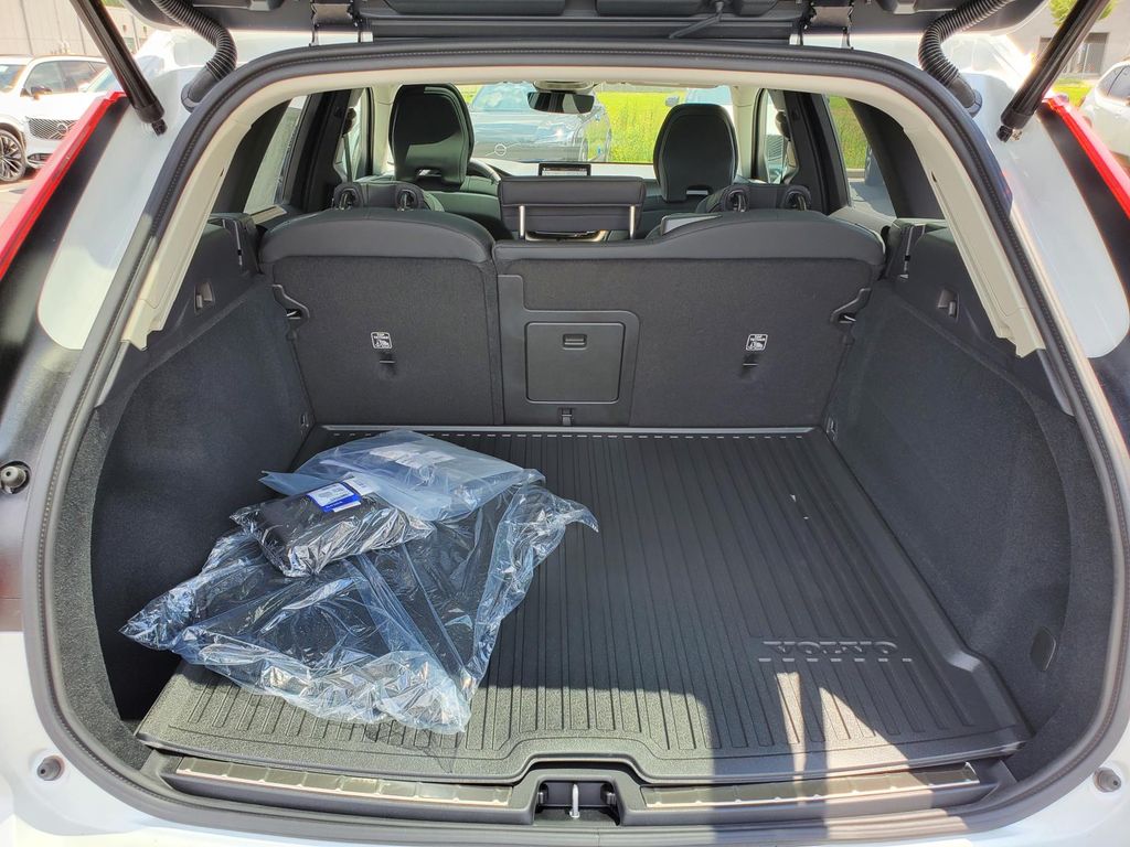 2026 Volvo XC60 B5 Plus photo 26