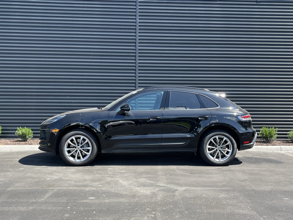 2025 Porsche Macan T photo 2