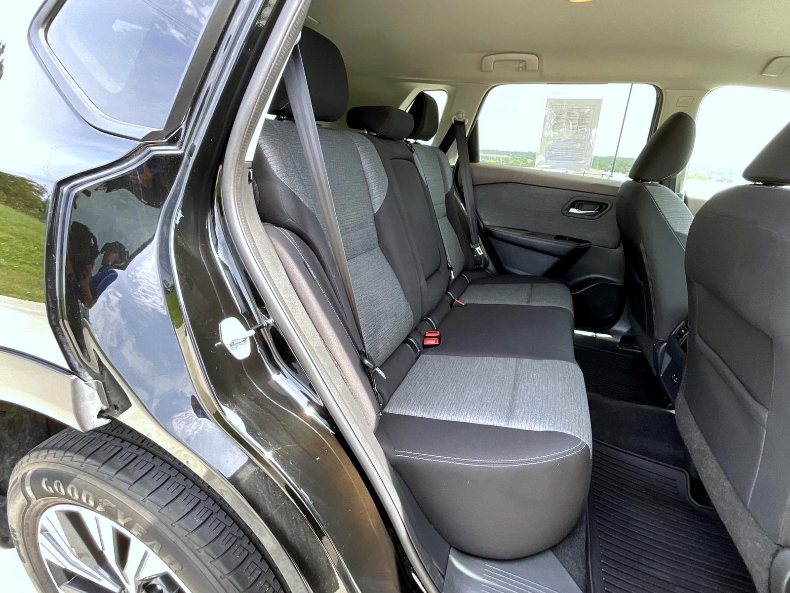 2021 Nissan Rogue SV photo 18