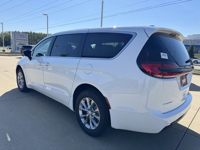 2026 Chrysler Pacifica photo 4