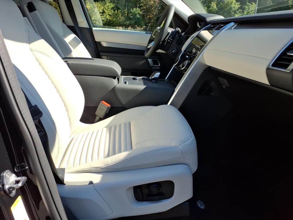 2026 Land Rover Discovery photo 2