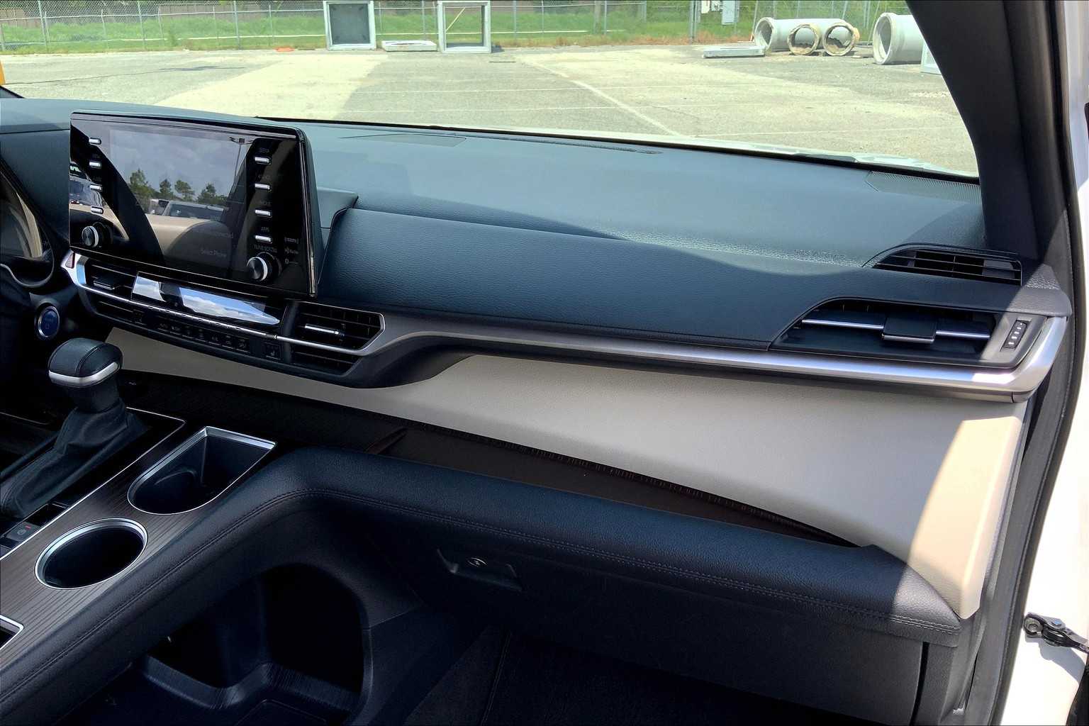 2023 Toyota Sienna XLE photo 17
