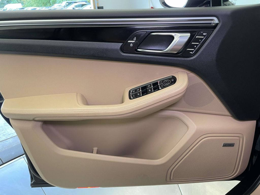 2024 Porsche Macan T photo 27
