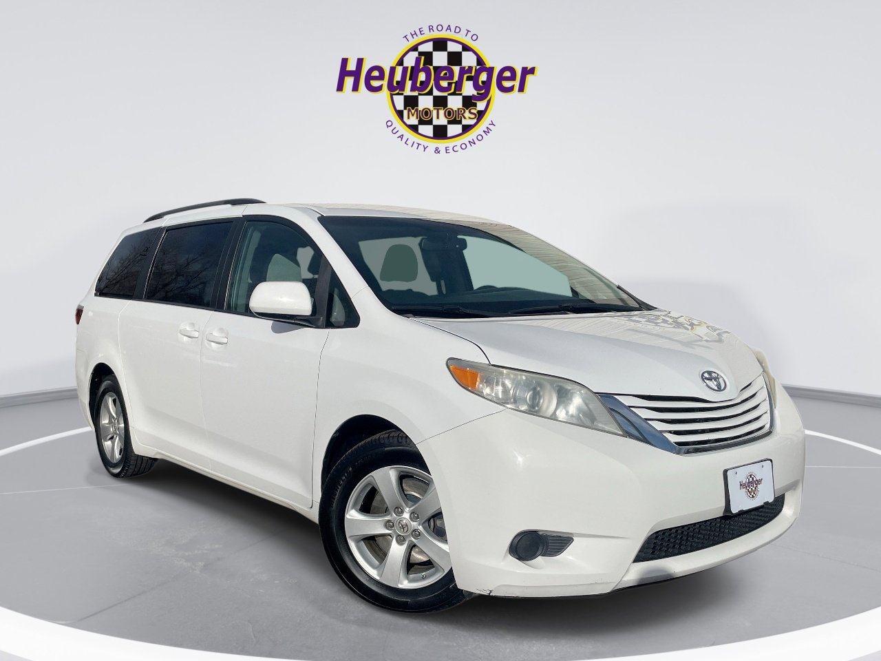 2015 Toyota Sienna LE's photo