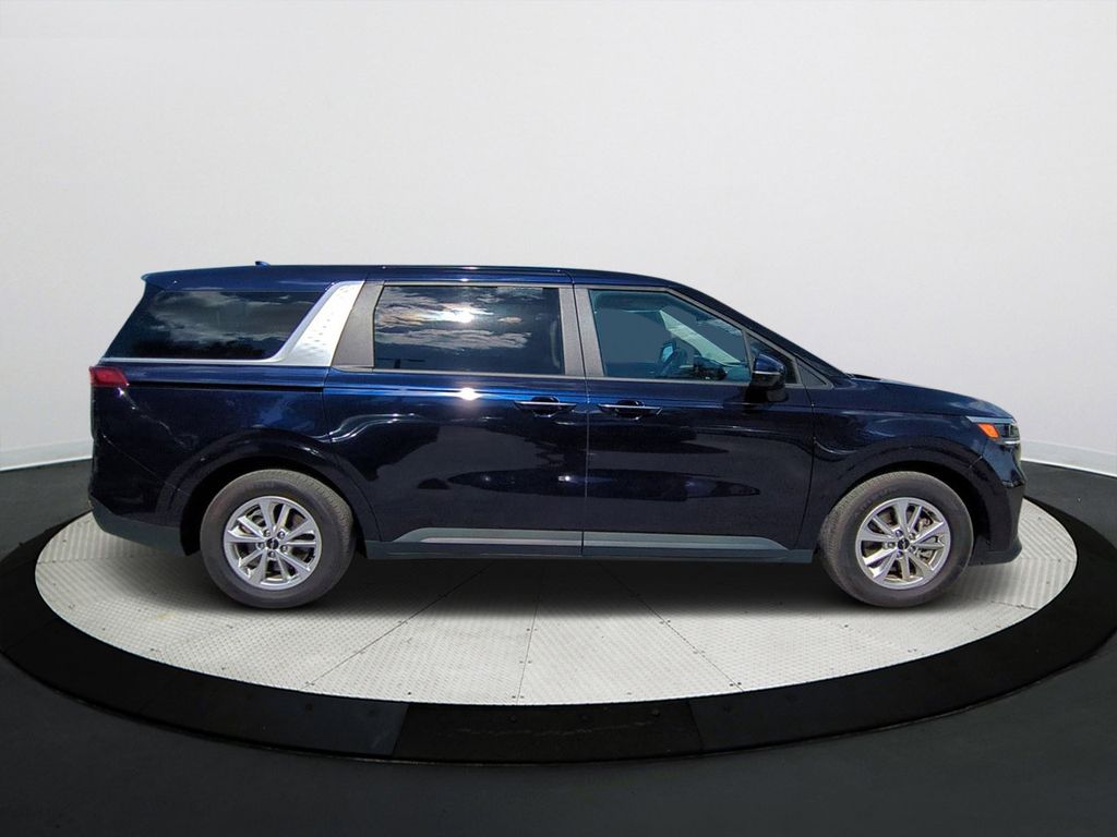2024 Kia Carnival LX photo 2