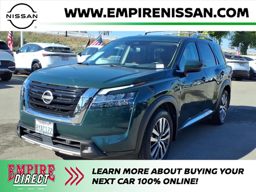 2022 Nissan Pathfinder Platinum's photo